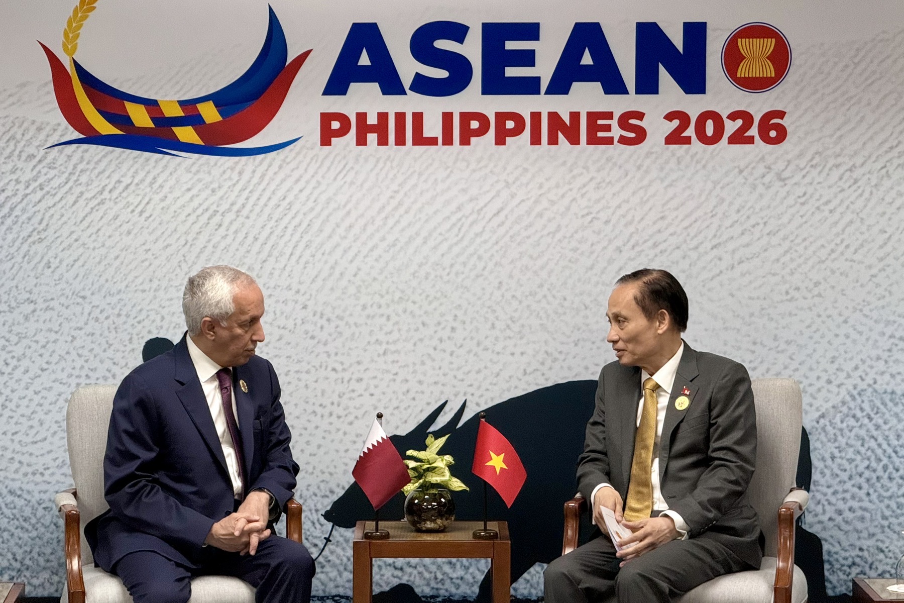 Ủy viên Bộ Chính trị, Bộ trưởng Ngoại giao Lê Hoài Trung gặp Quốc vụ khanh Bộ Ngoại giao Qatar Sultan bin Saad Al Muraikhi